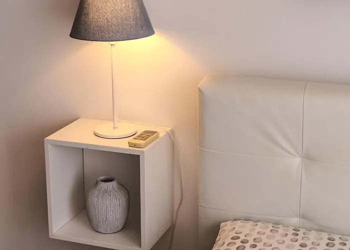 Violet Dusk Center Flat Lárnaca