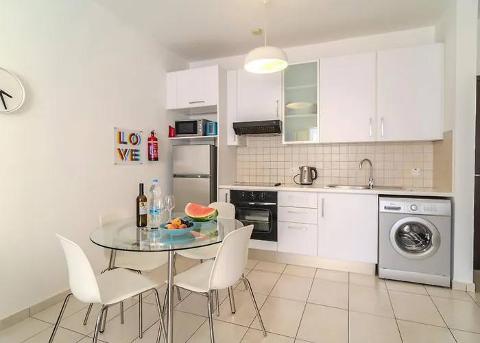 Violet Dusk Center Flat Larnaca